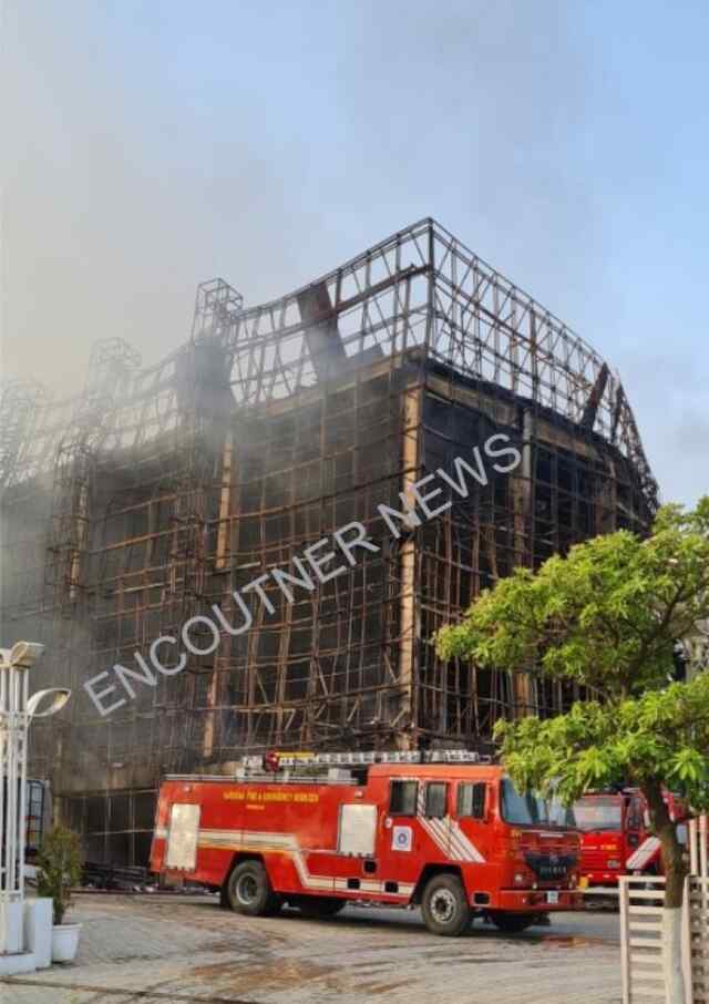 Banquet Hall  में लगी भीषण आग, लगातार फट रहे सिलेंडर, दमकल की 20 गाड़ियां पहुंची मौके पर