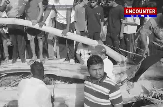 Punjab : स्कूटी सवार पिता-पुत्र पर गिरा पेड़, मौ’त, देखें Video