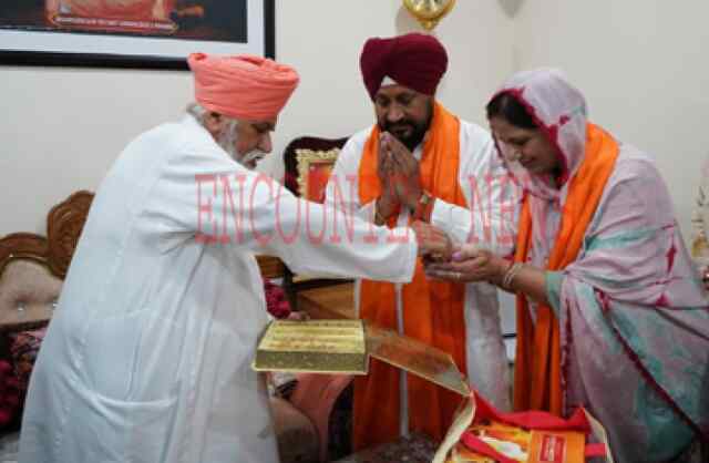 Jalandhar: जीत के बाद डेरा संचखंड बल्लां में नतमस्तक हुए चन्नी, समर्थकों ने काटा केक
