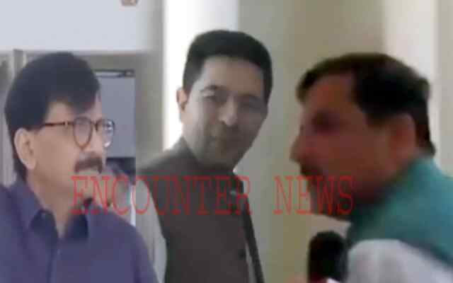 गरमाई सियासतः Sanjay Raut से मिलने पहुंचे Raghav Chaddha और Sanjay Singh, देखें वीडियो
