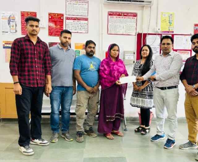 झाड़ माजरी में रीना को प्रधानमंत्री जीवन ज्योति बीमा योजना के तहत दिया 2 लाख का मुआवजा