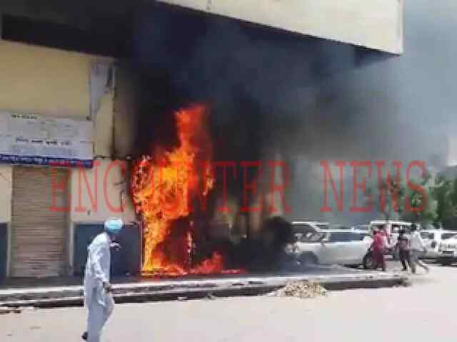 Punjab: Bus Stand पर स्थित Axis Bank के ATM में लगी भीषण आग, देखें वीडियो
