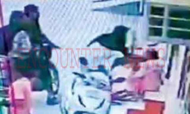 Jalandhar: घर के बाहर बैठी महिला की बालियां छीनकर बाइक सवार लुटेरे फरार, देखें CCTV