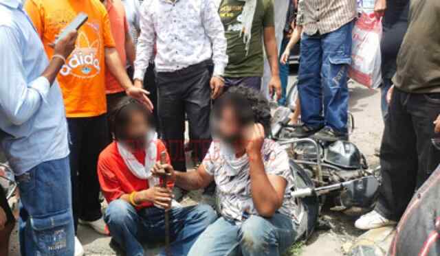Jalandhar: दिन दहाड़े अस्पताल के पास 2 स्नेचर काबू, लोगों ने जमकर की छित्तर परेड, देखें Live