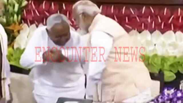 NDA की बैठक में Narendra Modi चुने गए संसदीय दल के नेता, नीतिश ने छुए पैर, देखें वीडियो