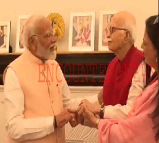 BJP के वरिष्ठ नेता Lal Krishna Advani से मिलने पहुंचे Narendra Modi, देखें वीडियो