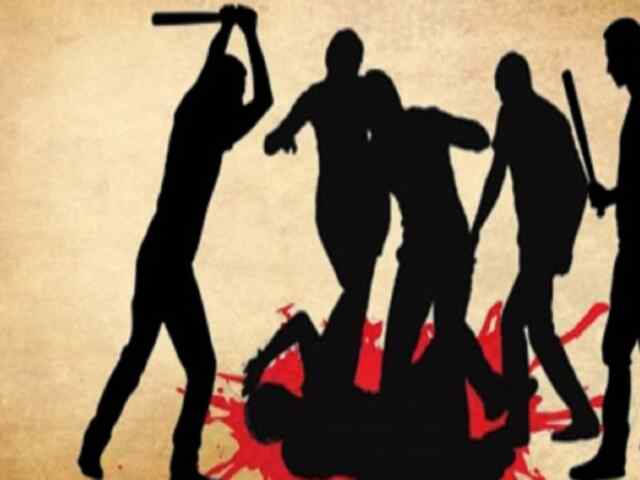 दलित सरपंच को पेड़ से बांधकर पीटा, गांव छोड़ने पर हुआ मजबूर