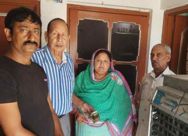 कर्नल तरसेम जसवाल ने सलोह के कैंसर पीड़ित के परिजनों को दी आर्थिक सहायता