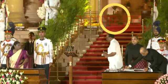 Rashtrapati Bhavan में शपथ ग्रहण के दौरान जानवर के घूमने की वीडियो हुई वायरल 
