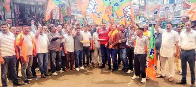 मोदी सरकार तीसरी बार बनने और नड्डा को केंद्रीय मंत्री बनने पर बंगाणा में बांटे लड्डू