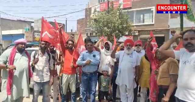 Punjab: लोगों ने बैंक के बाहर किया रोष प्रदर्शन, देखें Video