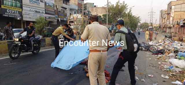 Jalandhar : सुबह-सुबह टिप्पर की चपेट में आने से 2 की मौत, देखें वीडियो