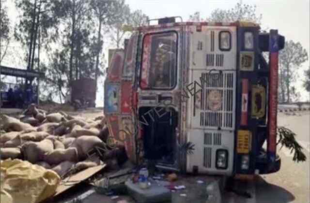 National Highway पर चावलों से भरा ट्रक पलटा, मची अफरा तफरी