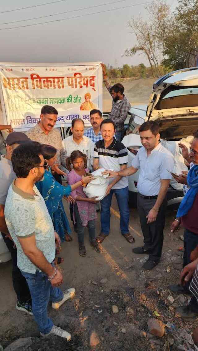 भारत विकास परिषद की बद्दी इकाई ने आग पीड़ियों को बांटा राशन