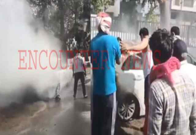 Punjab: 2 माह पहले खरीदी खड़ी कार को लगी आग