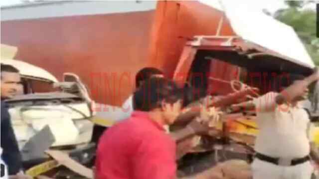 2 ट्रकों की टक्कर में 6 की मौत, देखें वीडियो 