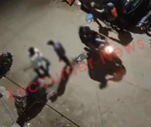 बीच सड़क युवक को चाकुओं से गोदा, Live वीडियो आई सामने।
