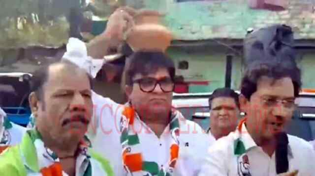 AAP के खिलाफ सड़कों पर उतरी Congress, किया मटका फोड़ प्रदर्शन