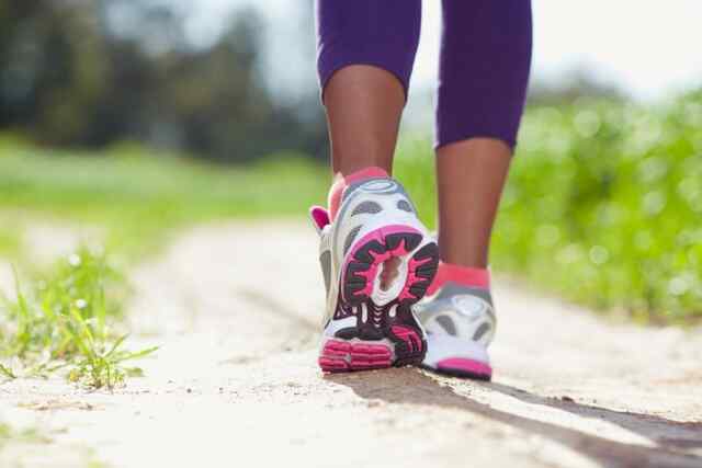 Walking backwards: रोजाना 10 मिनट उल्टा चलने से होगा ये कमाल