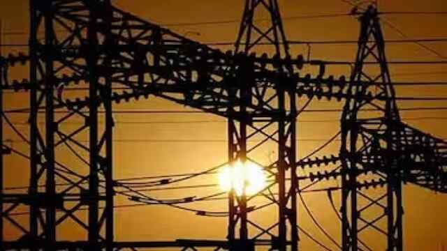 Powercut: चिलचिलाती गर्मी में बिजली के लंबे-लंबे कटों से परेशान लोग कारों में सोने को मजबूर