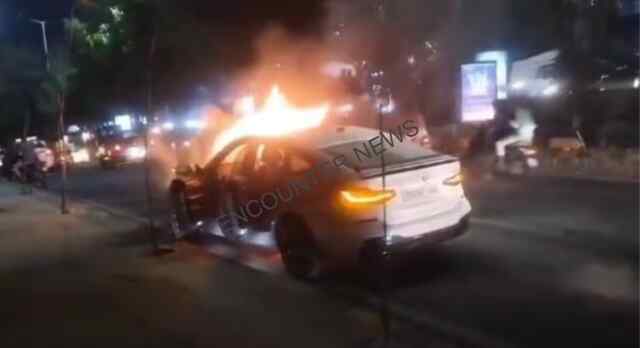 चलती BMW Car में लगी आग, मचा हड़कंप