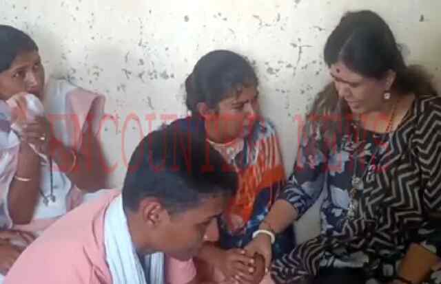 BJP के हारने पर 4 समर्थकों ने किया सुसाइड, परिजनों से मिलकर फूट-फूट कर रोई नेत्री, देखें वीडियो