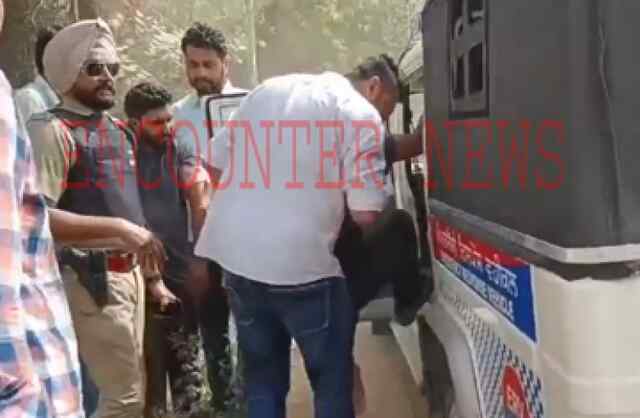 Punjab: इस इलाके में आरोपियों और पुलिस में चली गोलियां, 2 घायल, देखें वीडियो