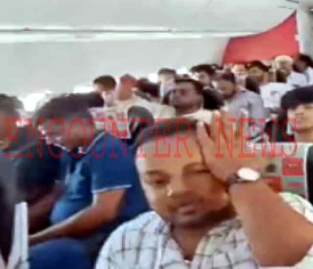 SpiceJet Flight में AC नहीं चलने से यात्रियों का हुआ बुरा हाल, कई यात्रियों की बिगड़ी तबीयत, देखें वीडियो