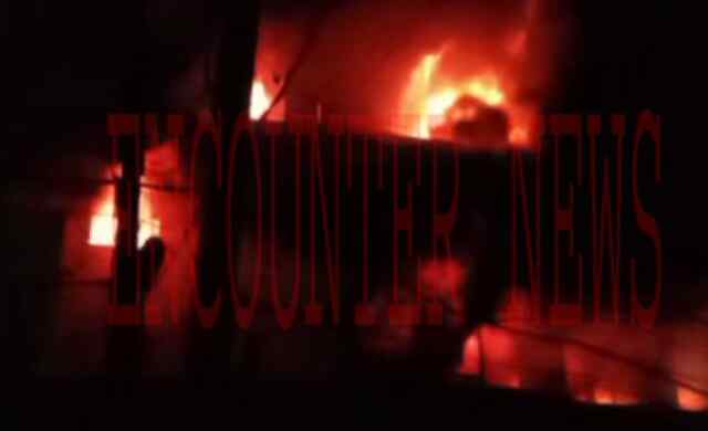 Punjab: 3 दुकानों में भीषण आग लगने के बाद लोगों के घरों तक पहुंची लपटें