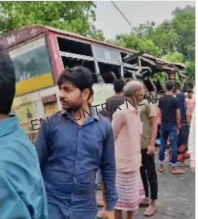 बस और ट्रक में हुई भीषण टक्कर, 2 की मौत, 14 घायल