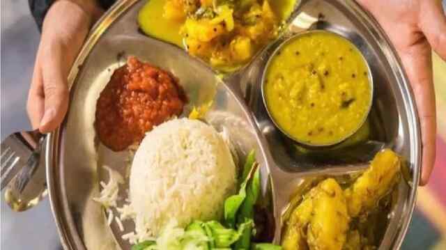 Hostel का खाना खाकर 30 छात्राएं हुईं बीमार, अस्पताल में भर्ती