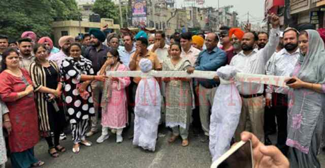 Jalandhar: Hospital के कर्मियों ने फूंका Civil Surgeon और Deputy Director का पुतला, देखें वीडियो