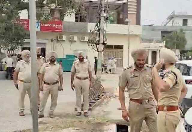 Punjab: Union Bank में Security Guard के हुए विवाद में चली गोली, एक घायल, देखें वीडियो