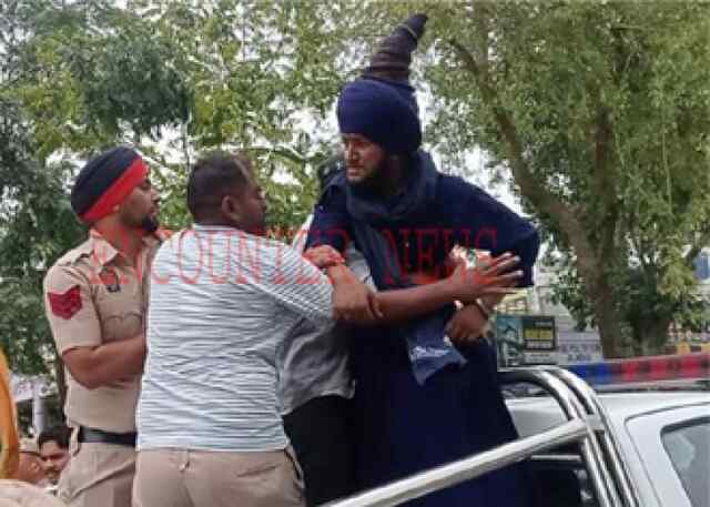 Jalandhar: पुलिस पर निहंग सिंहों ने किया हमला, SHO और ACP घायल, देखें वीडियो