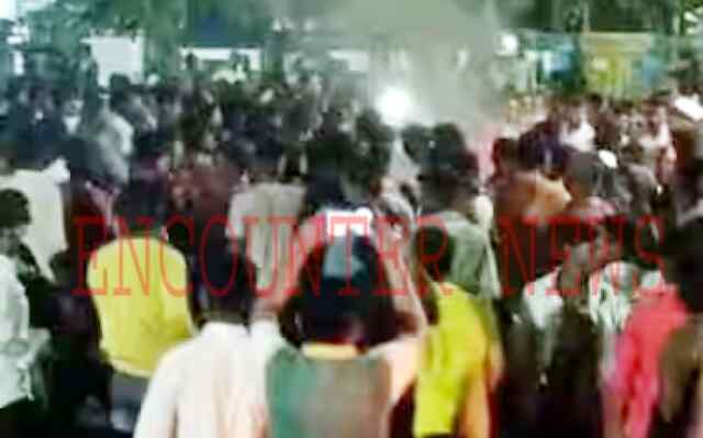 गुस्साई भीड़ ने पुलिस कर्मियों पर किया हमला, की Petrol Pump जलाने की कोशिश 
