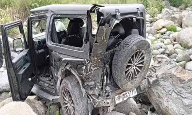 अनियंत्रित होकर नदी में गिरी Thar, 2 की मौत, एक घायल