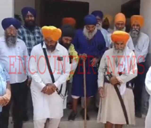 Punjab: इस जगह Gutka Sahib की हुई बेअदबी, संगत ने किया काबू, देखें वीडियो