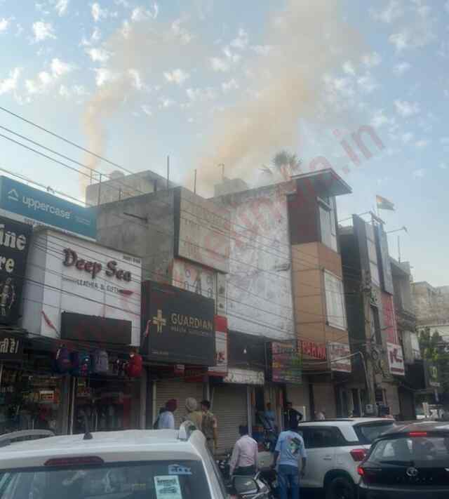 Jalandhar: Model Town Market में Opti Plaza में लगी आग, देखे Video