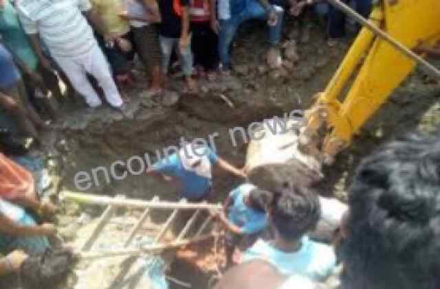शौचालय की टंकी में दम घुटने से 2 की मौत, एक बेहोश