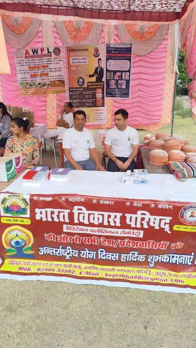 लोगों को बांटे तुलसी व पक्षियों को पानी रखने के बर्तन