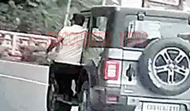 चलती गाड़ी से बाहर लटक कर स्टंट करने पर Police ने की कार्रवाई