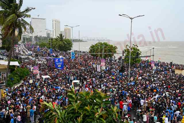 Team India के स्वागत के लिए Marine Drive पर उमड़ा जन सैलाब, देखें Video