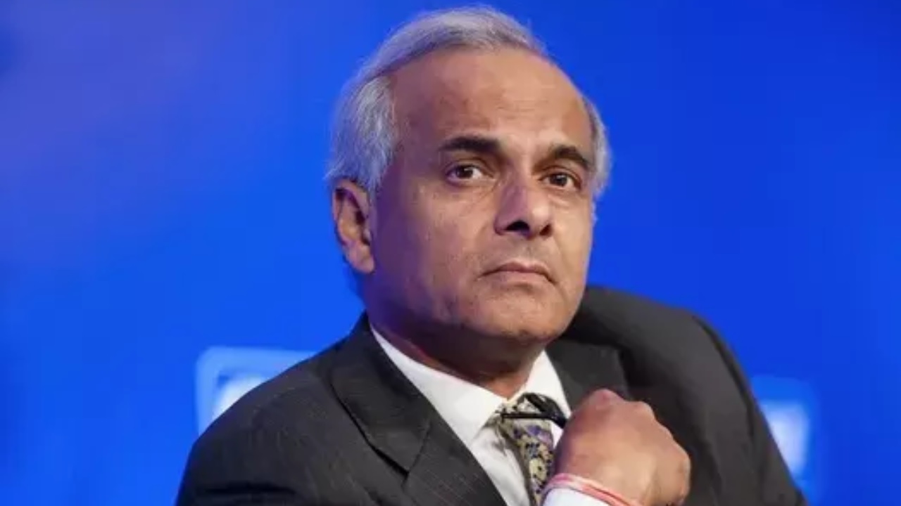 Indigo संकट के बीच कंपनी के Chairman का आया बयान, यात्रियों से मांगी माफी