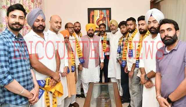 Jalandhar: उपचुनाव से पहले विपक्ष को बड़ा झटका, दर्जनों लोग AAP Party में हुए शामिल