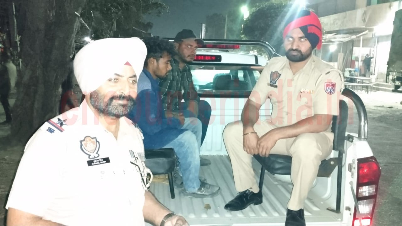 Jalandhar News: पर्स छीनकर भाग रहे लुटेरों को लोगों ने पकड़ा, धुनाई के बाद पुलिस को सौंपा