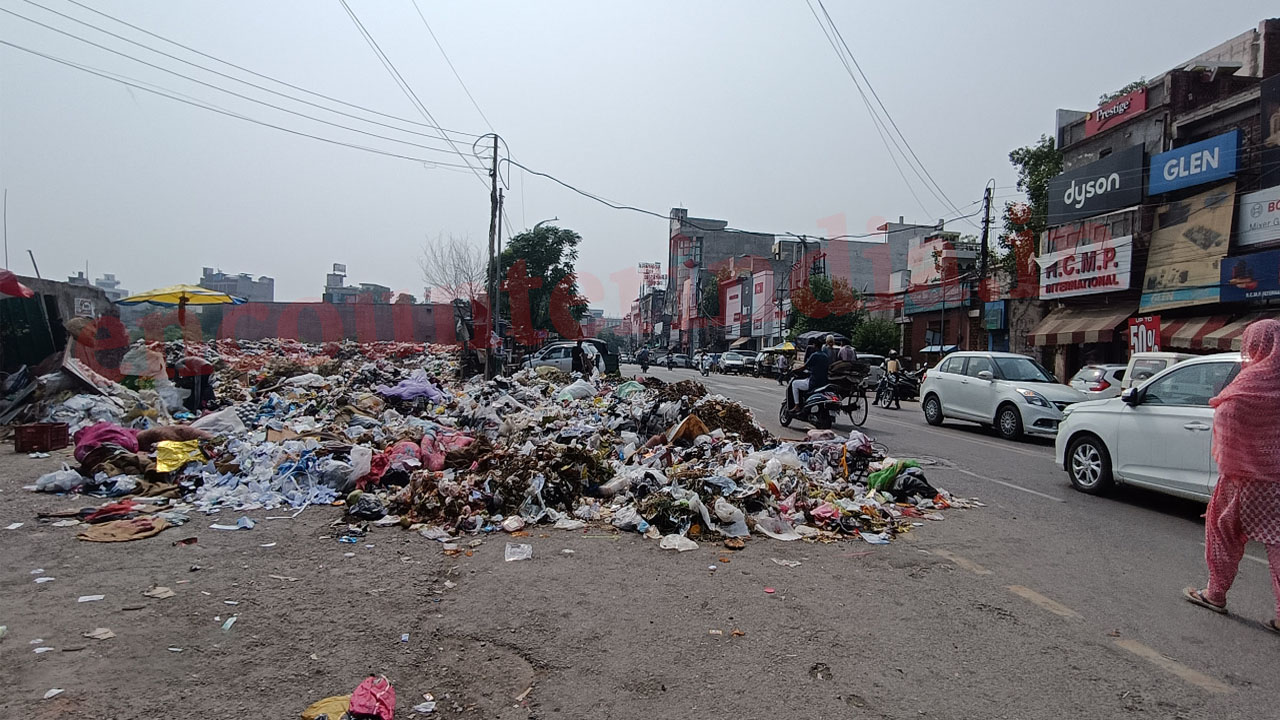Jalandhar News: शहर की सड़कों पर फिर जमा हुआ 500 क्विंटल कूड़ा, नहीं हुई लिफ्टिंग, यूनियने नाराज..!