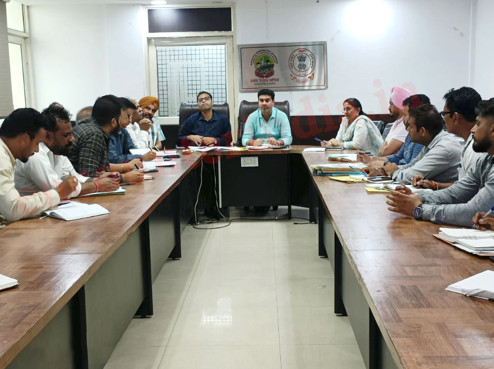 Jalandhar News: बरसाती पानी की निकासी के लिए मेयर विनीत धीर हुए सख्त, ओएंडएम सैल को दिए निर्देश