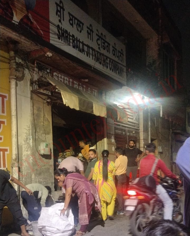 Jalandhar News: इस इलाके में पटाखे के गोदाम में लगी आग, मची अफरा-तफरी
