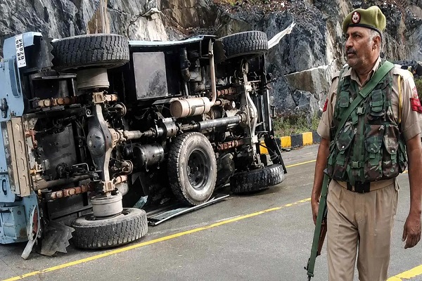 सोनमर्ग सुरंग के पास अनियंत्रित होकर CRPF की गाड़ी पलटी, छह जवान घायल