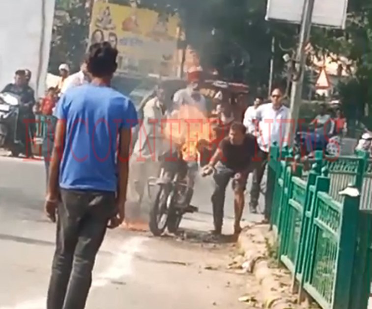 Jalandhar News: इस मेन चौक के पास बाइक को लगी आग, देखें वीडियो